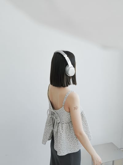 H17 背綁帶小花細肩上衣10