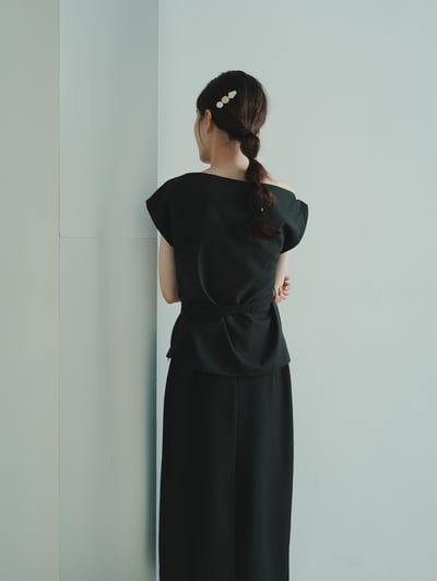 J01 挺版斜肩不規則上衣7