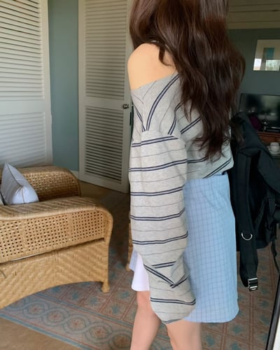 斜肩配色橫條紋薄款Ｔ6