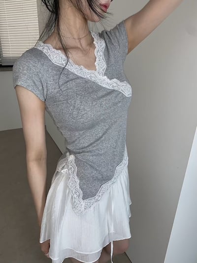 拼接蕾絲交錯Ｖ領開衩棉Ｔ1