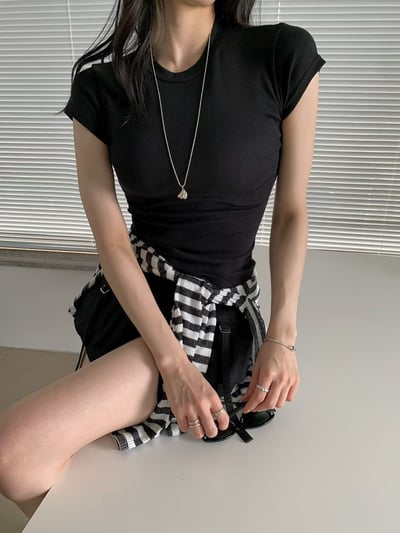 後一字挖背素色合身短Ｔ2