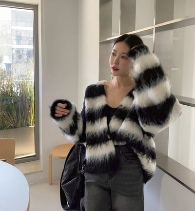 配色寬條紋毛毛落肩外套13