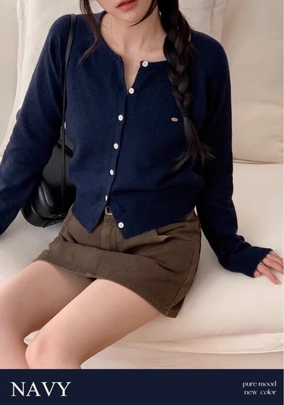 多色款！金牌小logo圓領排釦短版針織衣1