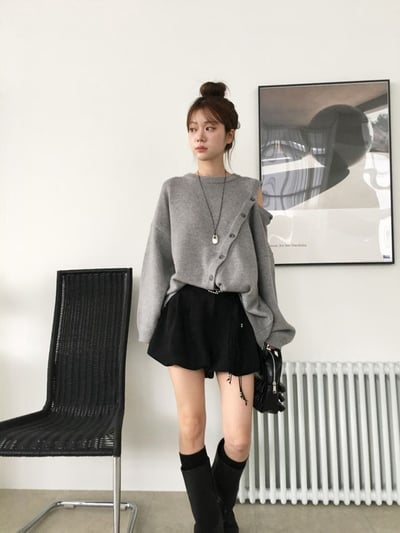 側排釦造型長版針織衫1