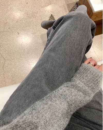 刷淺白黑灰直筒牛仔褲7