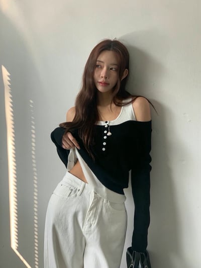 假兩件撞色Ｕ領排釦針織衫3