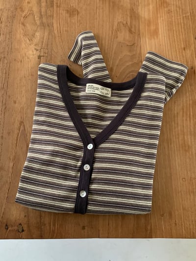 Y領撞色橫條紋排釦針織衫2