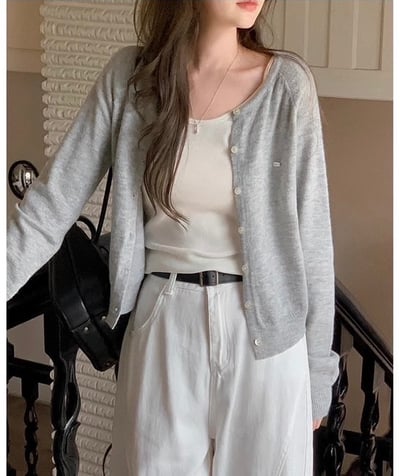 多色款！金牌小logo圓領排釦短版針織衣8