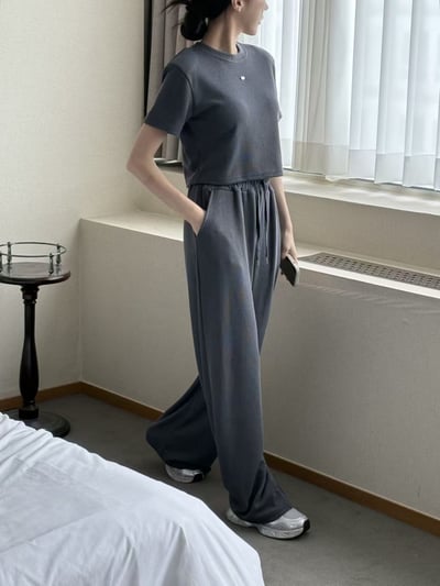 銀牌logo坑紋短袖Ｔ+抽繩寬褲SET10