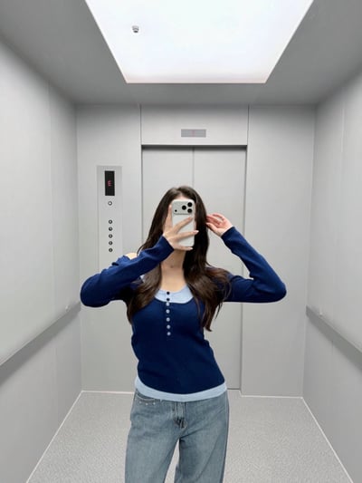 假兩件撞色Ｕ領排釦針織衫4