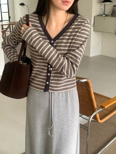 Y領撞色橫條紋排釦針織衫18