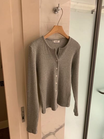 圓領合身款細坑紋排釦針織衣6