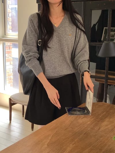 金色小logoＶ領針織衫3