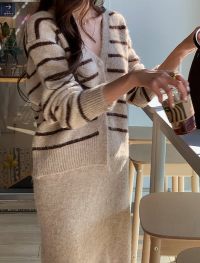 附綁巾V領橫條紋針織外套＋長裙SET8