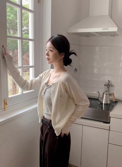 多色款！金牌小logo圓領排釦短版針織衣7