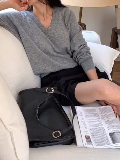 金色小logoＶ領針織衫1