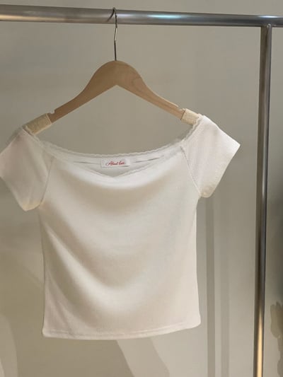蕾絲滾邊斜領彈力T10