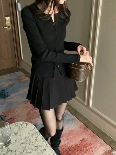 圓領合身款細坑紋排釦針織衣2