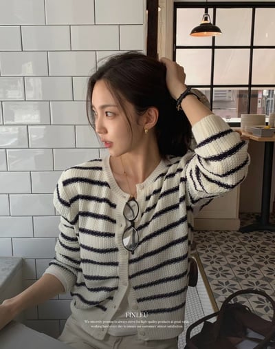 (在台現貨）織紋橫條排釦針織外套1