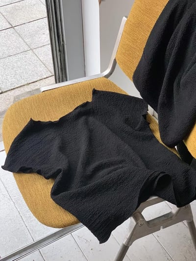 捲邊壓紋皺皺上衣10