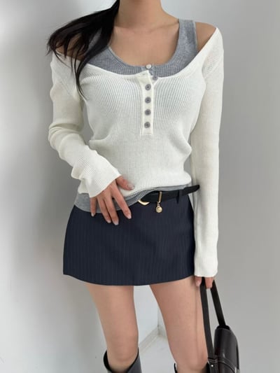 假兩件撞色Ｕ領排釦針織衫1