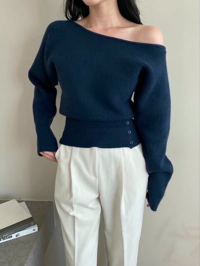 斜肩坑紋下縮腰排釦針織衣1