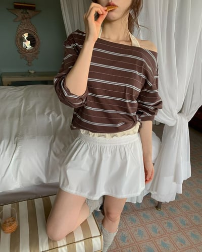 斜肩配色橫條紋薄款Ｔ8