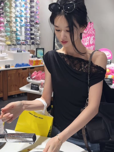 拼接蕾絲斜肩垂墜領上衣2