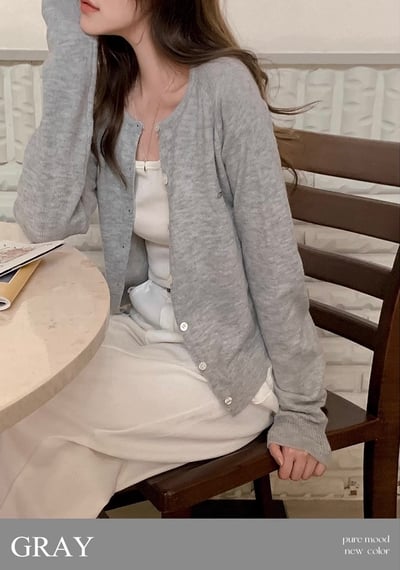 多色款！金牌小logo圓領排釦短版針織衣3