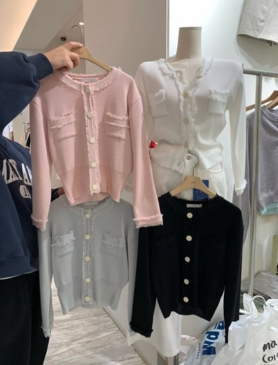 大圓釦抓破感滾邊設計針織衫9