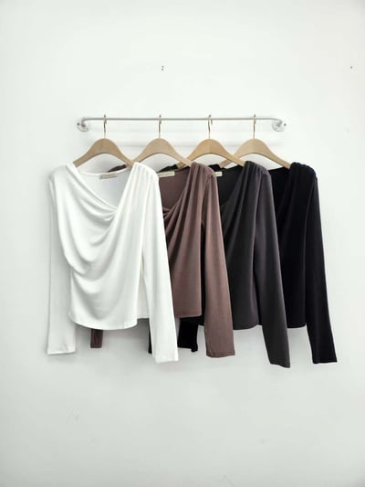 （客訂勿下單)斜邊垂墜領彈力薄T3