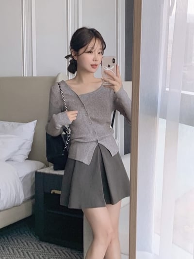 單邊露肩側排釦細坑紋針織衣1