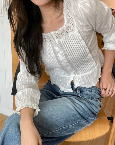 簍空蕾絲方領壓摺短版襯衫9