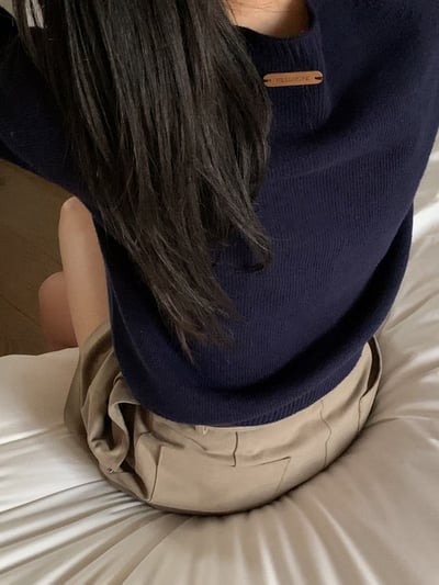 圓領後logo皮革車標素色針織衣6