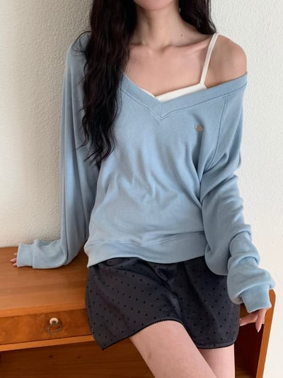 V領小logo銀牌素色博款針織衫2