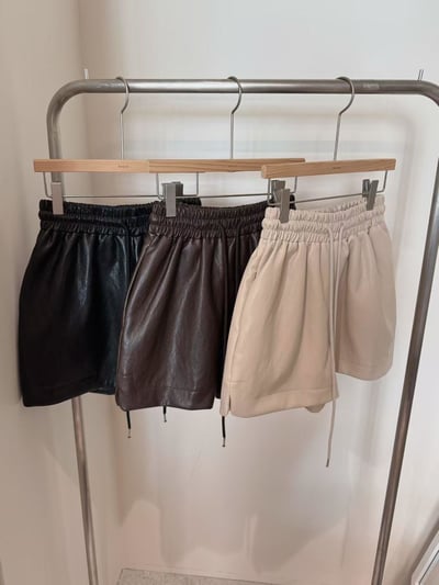 兩側開岔抽繩皮革短褲9