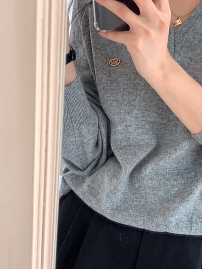 金色小logoＶ領針織衫5