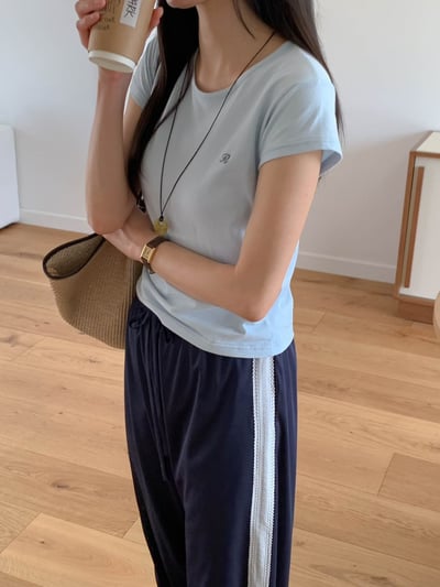 小R刺繡合身短版竹節棉Ｔ5