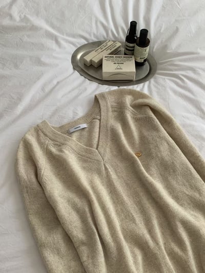 金色小logoＶ領針織衫7