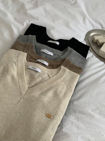 金色小logoＶ領針織衫6