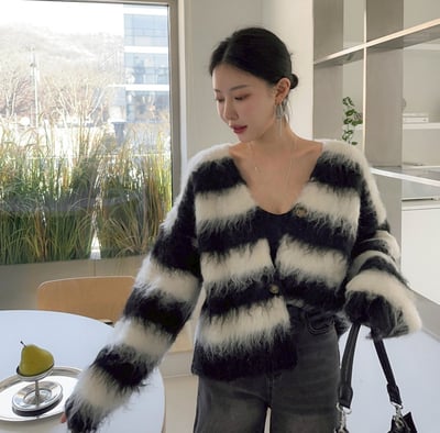 配色寬條紋毛毛落肩外套11