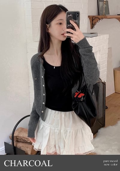 多色款！金牌小logo圓領排釦短版針織衣2