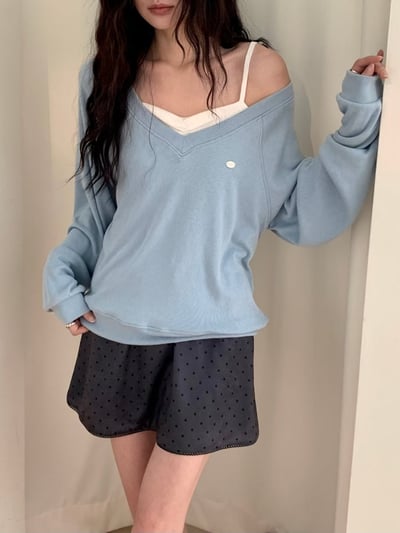 V領小logo銀牌素色博款針織衫5