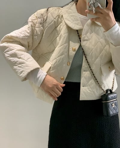 娃娃領菱格紋金釦輕薄羽絨外套7
