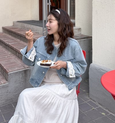 袖口繡蕾絲設計淺藍牛仔外套2