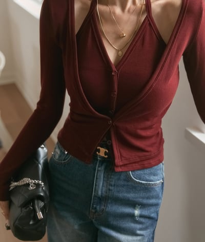 假兩件掛脖鏤空排釦薄Ｔ5