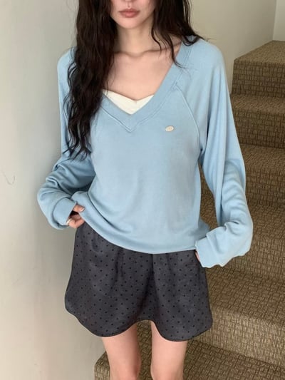 V領小logo銀牌素色博款針織衫4