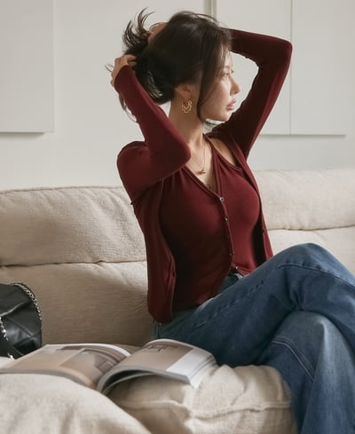 假兩件掛脖鏤空排釦薄Ｔ3