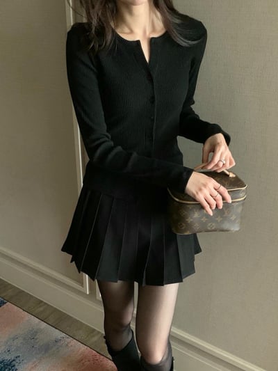 圓領合身款細坑紋排釦針織衣3