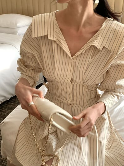 翻領設計兩側綁結直條紋襯衫短洋5